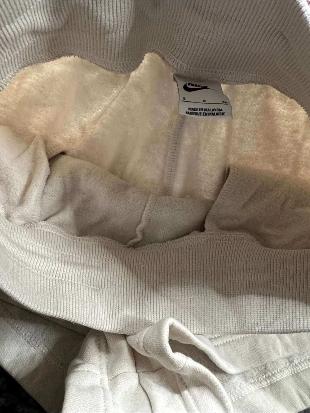 Nike Women's Cream Fleece Athletic Shorts with Drawstring and pockets EUC S